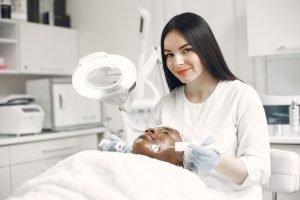 ماذا يدرس أخصائي البشرة؟